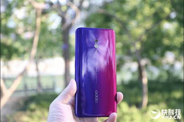 Oppo K3 tampilan belakang