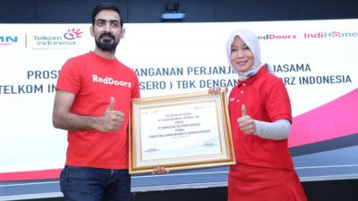 Direktur Consumer Service Telkom Siti Choiriana (kanan) bersama President Direktur RedDoorz Indonesia Mohit Gandas usai penandatanganan kerja sama dalam penyediaan layanan IndiHome dan infrastruktur Local Area Network (LAN) di seluruh jaringan mitra penginapan dan hotel yang berafiliasi dengan RedDoorz, di Jakarta, Rabu (25/9).