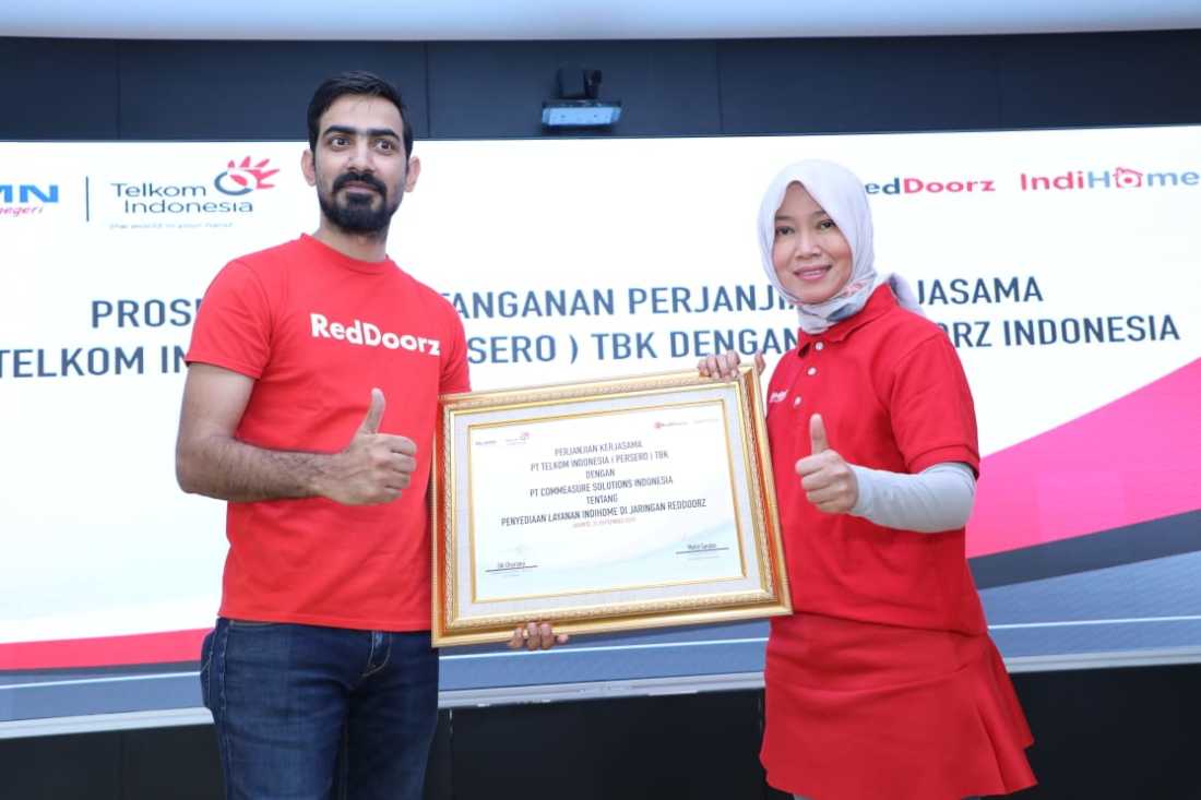 Direktur Consumer Service Telkom Siti Choiriana (kanan) bersama President Direktur RedDoorz Indonesia Mohit Gandas usai penandatanganan kerja sama dalam penyediaan layanan IndiHome dan infrastruktur Local Area Network (LAN) di seluruh jaringan mitra penginapan dan hotel yang berafiliasi dengan RedDoorz, di Jakarta, Rabu (25/9).