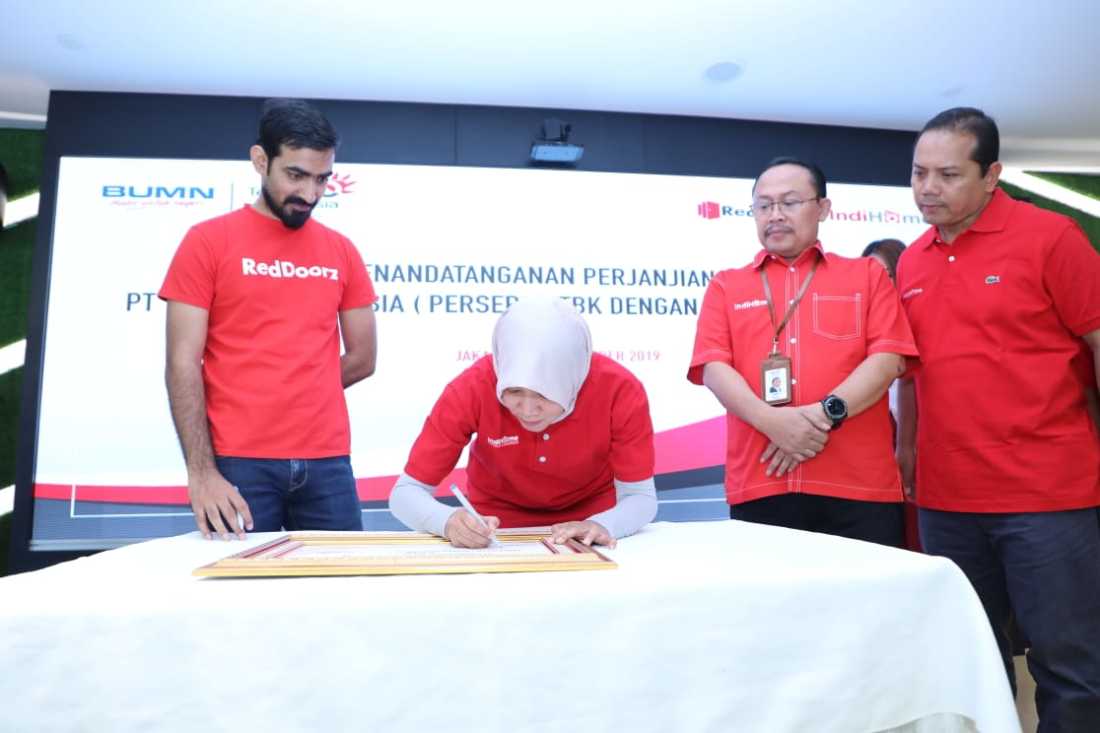 Direktur Consumer Service Telkom Siti Choiriana (kedua dari kiri) saat melakukan penandatanganan kerja sama dalam penyediaan layanan IndiHome dan infrastruktur Local Area Network (LAN) di seluruh jaringan mitra penginapan dan hotel yang berafiliasi dengan RedDoorz disaksikan President Direktur RedDoorz Indonesia Mohit Gandas (paling kiri), Executive Vice President Telkom Regional II Area Jakarta, Banten, Bogor, Tangerang, Bekasi (Jababotabek) Teuku Muda Nanta (paling kanan), dan Operational Vice President Consumer Fulfillment Telkom Sujito (paling kanan) di Jakarta, Rabu (25/9).