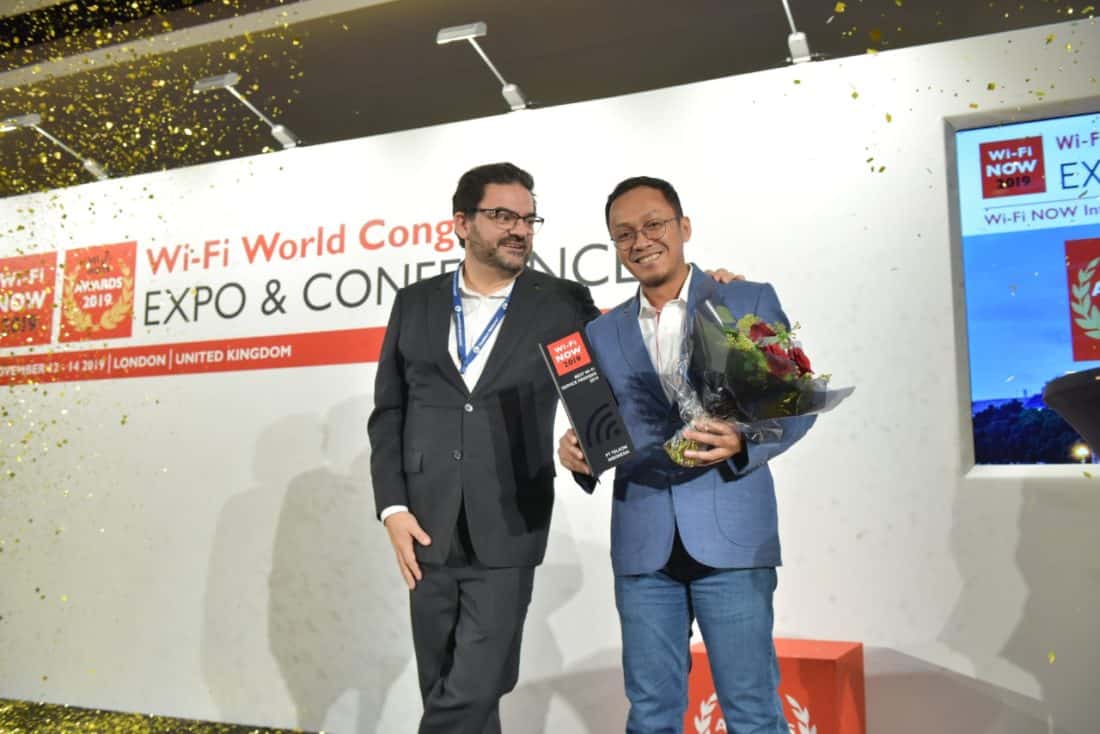 Senior Manager Wireless Product Management Telkom Irwan Indriastanto (kanan) saat menerima penghargaan Wi-Fi NOW Award 2019 untuk kategori Best Wi-Fi Service Provider yang diserahkan oleh CEO & Chairman Wi-Fi NOW Claus Hetting (kiri) di London, Inggris (13/11).