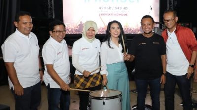 Direktur Consumer Service Telkom Siti Choirina (ketiga dari kiri), bersama Direktur Utama Metranet Widi Nugroho (kedua dari kiri), Direktur Rajawali Indonesia Communication Anas Syahrul Alimi (kedua dari kanan), Penyanyi Yura Yunita (ketiga dari kanan), Executive Vice President Telkom Regional II Area Jakarta Banten Bogor Tangerang Bekasi (Jababotabek) Teuku Muda Nanta (paling kiri), dan Direktur Utama Melon Indonesia Dedi Suherman (paling kanan) saat acara peluncuran i-Konser Channel di Jakarta, Rabu (29/1).