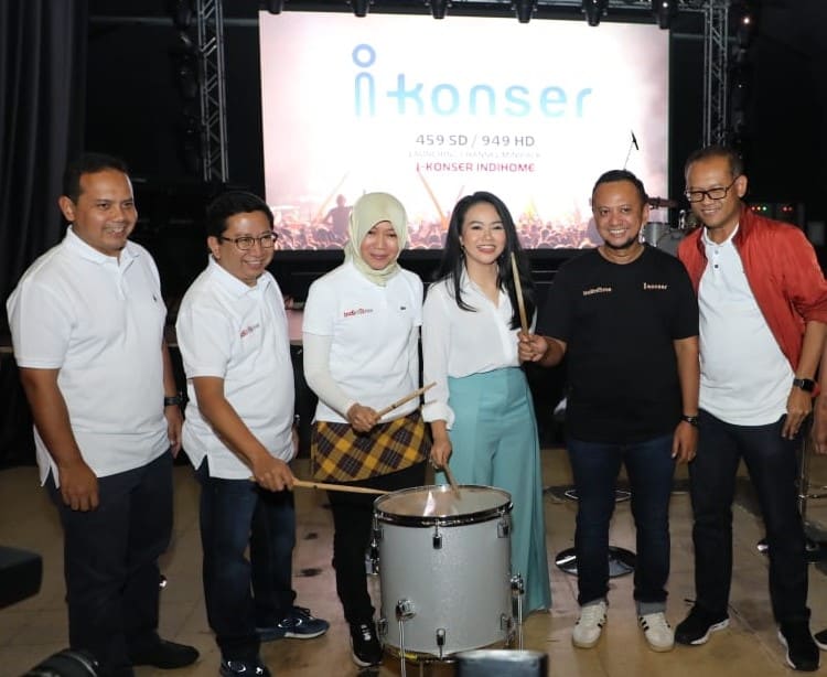 Direktur Consumer Service Telkom Siti Choirina (ketiga dari kiri), bersama Direktur Utama Metranet Widi Nugroho (kedua dari kiri), Direktur Rajawali Indonesia Communication Anas Syahrul Alimi (kedua dari kanan), Penyanyi Yura Yunita (ketiga dari kanan), Executive Vice President Telkom Regional II Area Jakarta Banten Bogor Tangerang Bekasi (Jababotabek) Teuku Muda Nanta (paling kiri), dan Direktur Utama Melon Indonesia Dedi Suherman (paling kanan) saat acara peluncuran i-Konser Channel di Jakarta, Rabu (29/1).