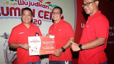 Executive Vice President Telkom Regional II Area Jakarta, Banten, Bogor, Tangerang, Bekasi (Jababotabek) Teuku Muda Nanta (tengah) didampingi General Manager Wilayah Telkom Jakarta Timur Zahrial Hamid Nasution (kiri) dan Operation Senior Manager Consumer Marketing Telkom Regional II Area Jakarta, Banten, Bogor, Tangerang, Bekasi (Jababotabek) Mustakim Wahyudi (kanan) mengumumkan pemenang program undian IndiHome Miliarder Paket Wujudkan Rumah Ceria 2020 periode 1 Oktober s.d. 31 Desember 2019 di Jakarta, Selasa (21/1).