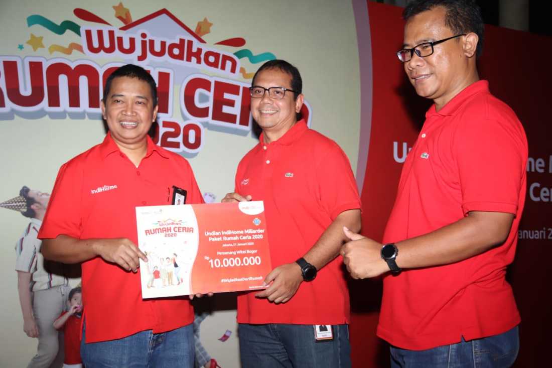 Executive Vice President Telkom Regional II Area Jakarta, Banten, Bogor, Tangerang, Bekasi (Jababotabek) Teuku Muda Nanta (tengah) didampingi General Manager Wilayah Telkom Jakarta Timur Zahrial Hamid Nasution (kiri) dan Operation Senior Manager Consumer Marketing Telkom Regional II Area Jakarta, Banten, Bogor, Tangerang, Bekasi (Jababotabek) Mustakim Wahyudi (kanan) mengumumkan pemenang program undian IndiHome Miliarder Paket Wujudkan Rumah Ceria 2020 periode 1 Oktober s.d. 31 Desember 2019 di Jakarta, Selasa (21/1).