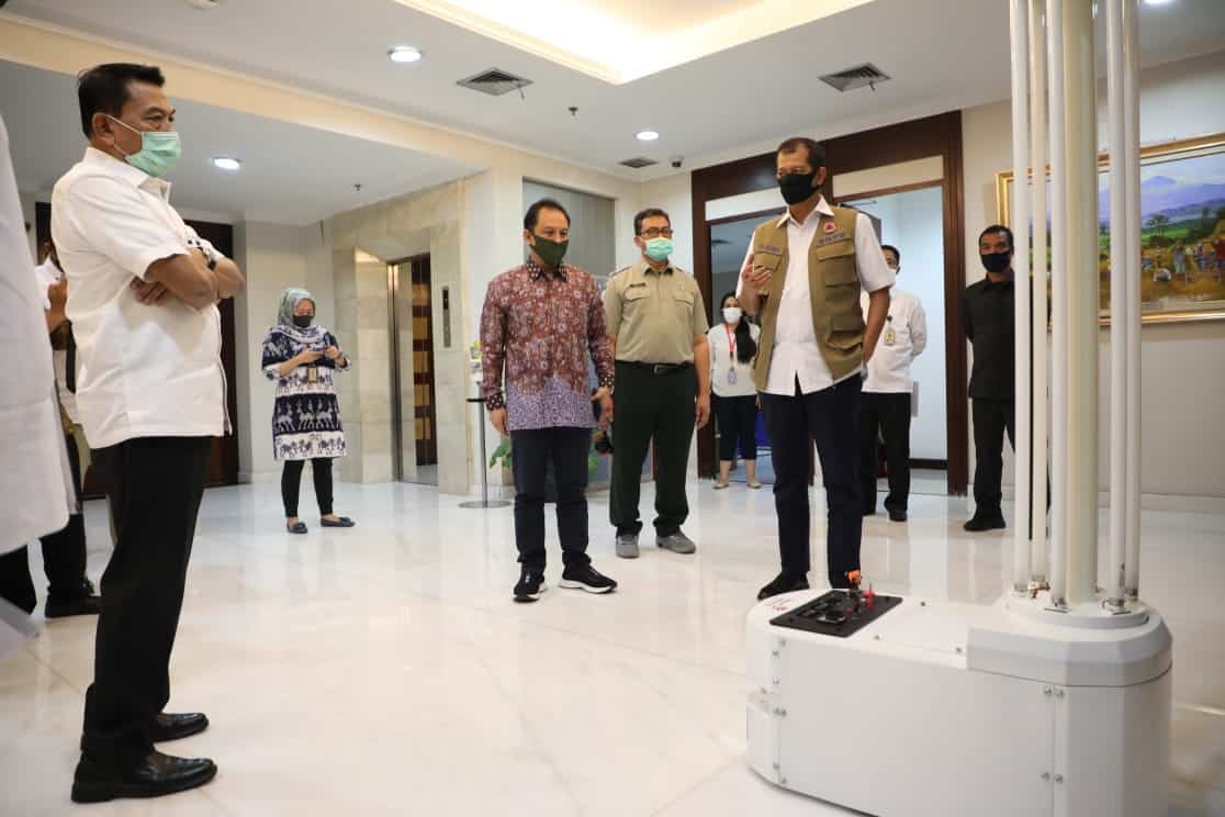 Telkom Serahkan Bantuan Robot Disinfeksi Kepada Gugus Tugas COVID-19