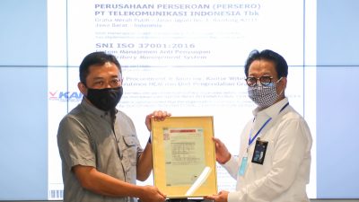 Direktur Utama Telkom Ririek Adriansyah (kiri) menerima sertifikat ISO 37001:2016 setelah Telkom menjalani sertifikasi penerapan Sistem Manajemen Anti Penyuapan sesuai dengan standar internasional, yang diserahkan oleh Direktur Utama Sucofindo Bachder Djohan Buddin (kanan) di Jakarta, Kamis (13/8).