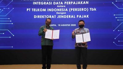 Direktur Jenderal Pajak Suryo Utomo (kiri) dan Direktur Utama Telkom Ririek Adriansyah