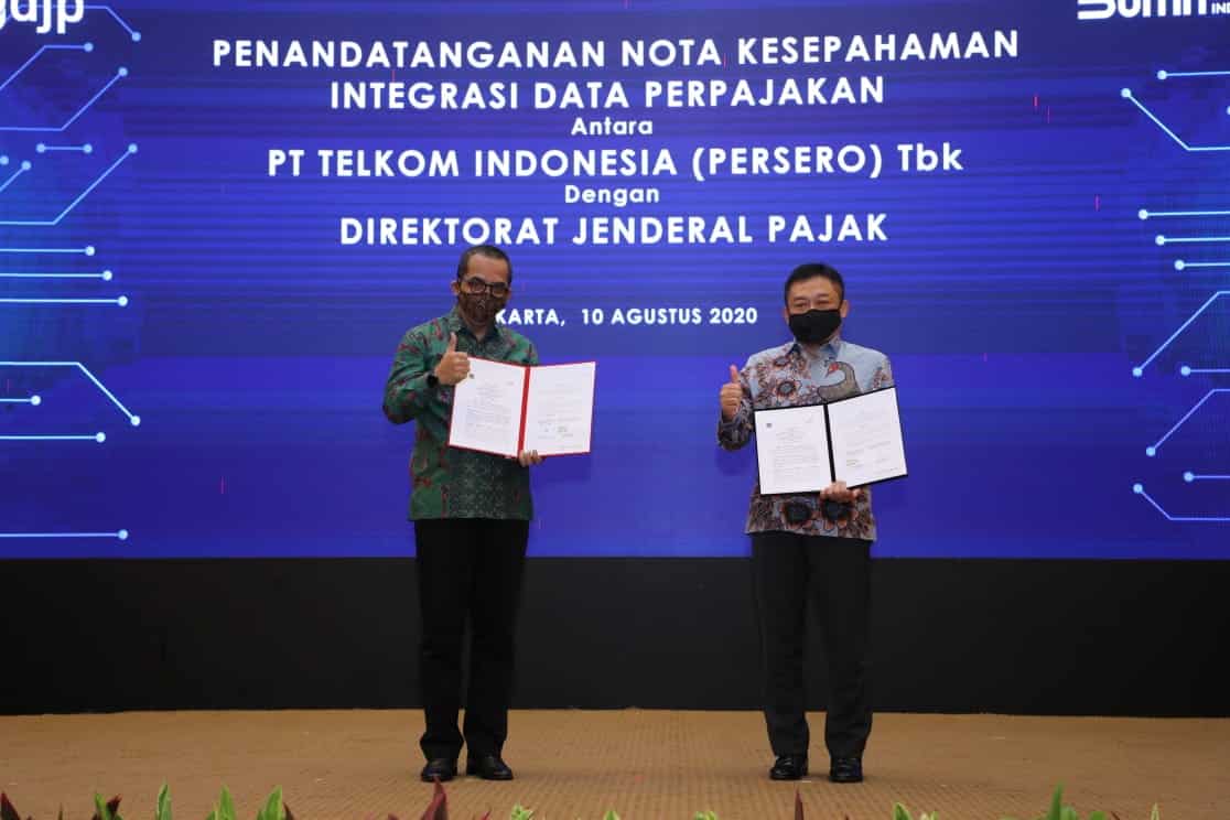 Direktur Jenderal Pajak Suryo Utomo (kiri) dan Direktur Utama Telkom Ririek Adriansyah