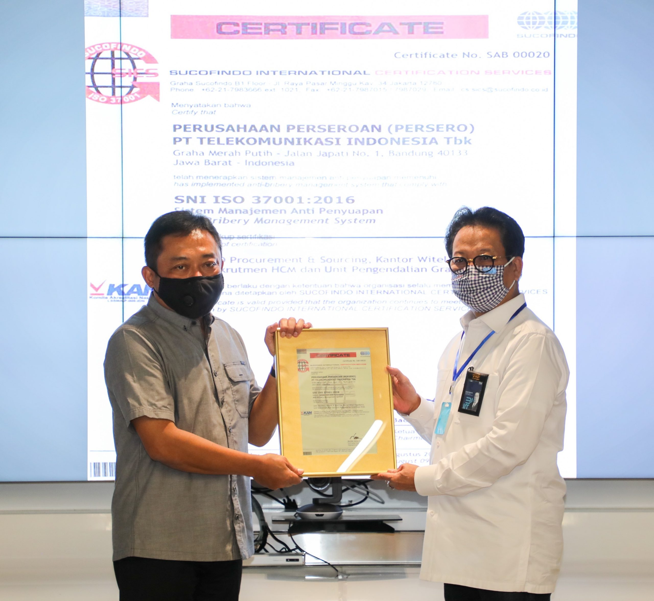 Direktur Utama Telkom Ririek Adriansyah (kiri) menerima sertifikat ISO 37001:2016 setelah Telkom menjalani sertifikasi penerapan Sistem Manajemen Anti Penyuapan sesuai dengan standar internasional, yang diserahkan oleh Direktur Utama Sucofindo Bachder Djohan Buddin (kanan) di Jakarta, Kamis (13/8).