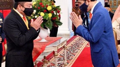 Direktur Utama Telkom Ririek Adriansyah (kiri) saat menerima penghargaan Bintang Jasa Nararya yang diserahkan langsung oleh Presiden Republik Indonesia, Joko Widodo (kanan) di Jakarta, Kamis (13/8).