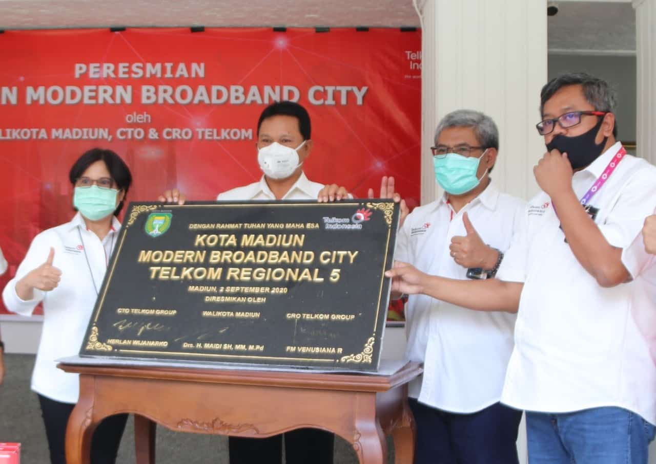 Walikota Madiun Drs. H. Maidi, SH, MM, MPd (kedua dari kiri) bersama Direktur Network & IT Solution Telkom, Herlan Wijanarko (kedua dari kanan), Direktur Consumer Service Telkom, FM Venusiana R (paling kiri) dan Executive Vice President Telkom Regional V Area Jawa Timur, Bali, & Nusa Tenggara Pontjo Suharwono (paling kanan) usai penandatanganan prasasti yang menandai peresmian Madiun Modern City di Balai Kota Madiun, Rabu (2/9).