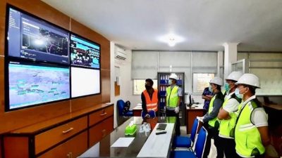 Direktur Enterprise & Business Service Telkom Edi Witjara (paling kanan) bersama Direksi Perumda Tirta Raharja serta jajaran pengurus DPP Persatuan Perusahaan Air Minum Seluruh Indonesia (PERPAMSI) menyaksikan uji coba implementasi solusi Smart Metering dari Telkom melalui dashboard yang menampilkan berbagai data terkait pengolahan air secara terintegrasi di Pusat Pengolahan Air Minum Tirta Raharja, Cipageran, Cimahi, Jawa Barat, Jumat (18/9).