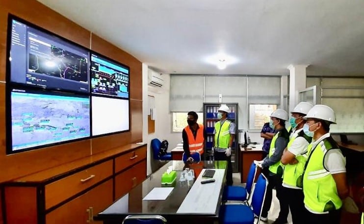 Direktur Enterprise & Business Service Telkom Edi Witjara (paling kanan) bersama Direksi Perumda Tirta Raharja serta jajaran pengurus DPP Persatuan Perusahaan Air Minum Seluruh Indonesia (PERPAMSI) menyaksikan uji coba implementasi solusi Smart Metering dari Telkom melalui dashboard yang menampilkan berbagai data terkait pengolahan air secara terintegrasi di Pusat Pengolahan Air Minum Tirta Raharja, Cipageran, Cimahi, Jawa Barat, Jumat (18/9).