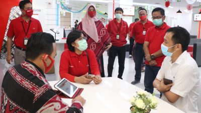 Direktur Consumer Service Telkom FM Venusiana R (ketiga dari kiri) berbincang dengan pelanggan yang mengunjungi Plasa Digital Telkom di Jalan Pahlawan Semarang dalam menyambut Hari Pelanggan Nasional 2020, Jumat (4/9).
