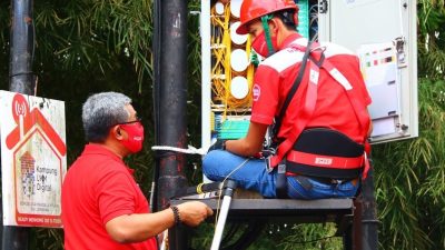 Direktur Network & IT Solution Telkom Herlan Wijanarko (kiri) melakukan peninjauan infrastruktur jaringan akses Telkom dan memberi arahan kepada Teknisi IndiHome demi memastikan kualitas layanan prima kepada pelanggan.