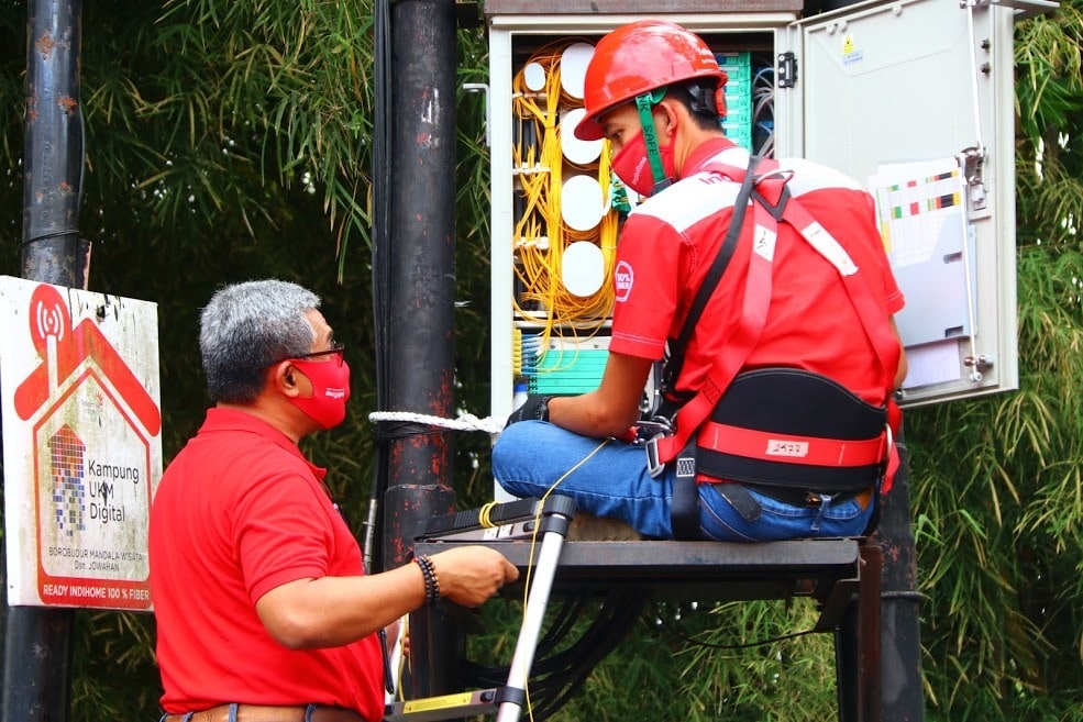 Direktur Network & IT Solution Telkom Herlan Wijanarko (kiri) melakukan peninjauan infrastruktur jaringan akses Telkom dan memberi arahan kepada Teknisi IndiHome demi memastikan kualitas layanan prima kepada pelanggan.