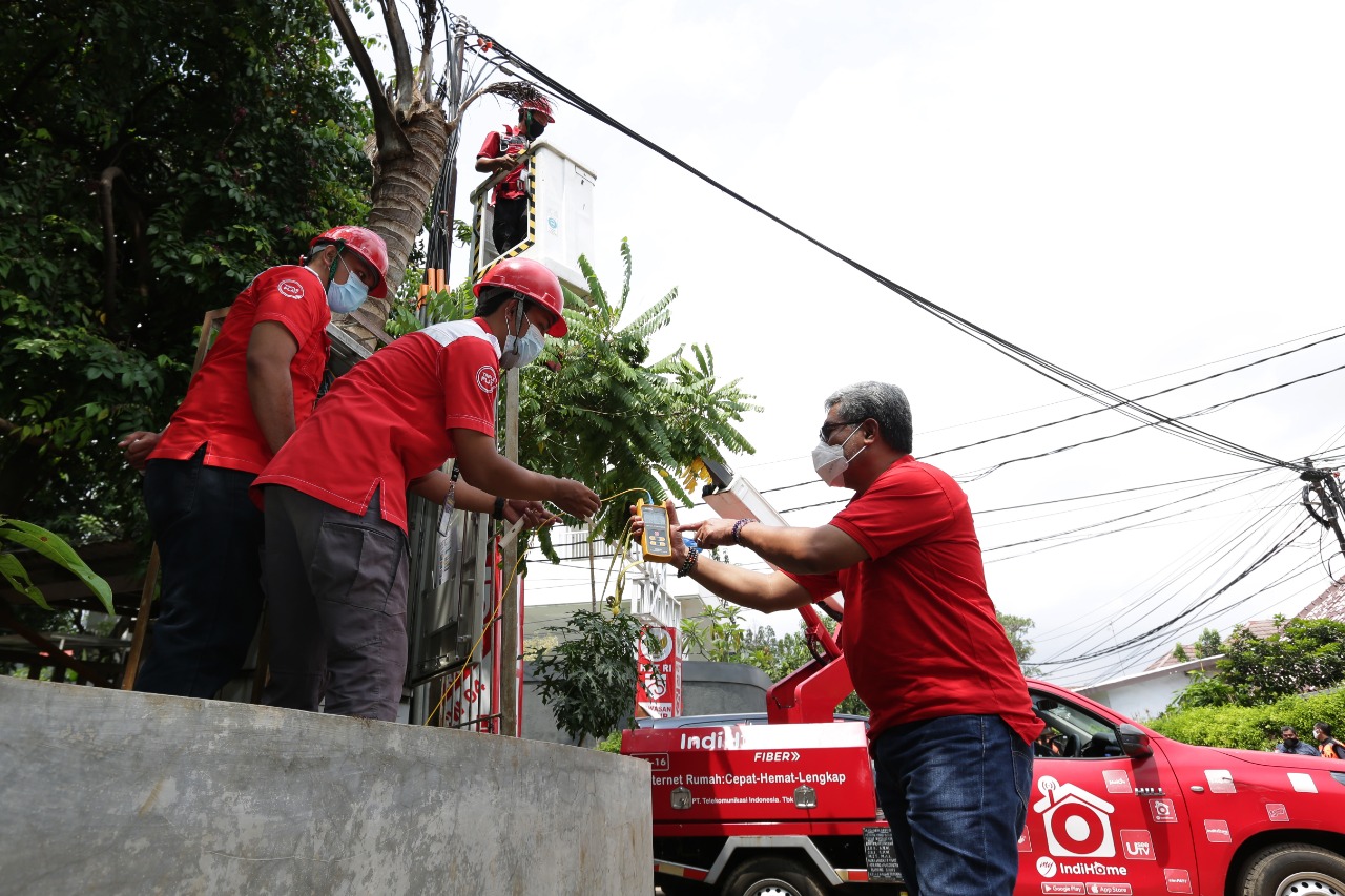 Direktur Network & IT Solution Telkom Herlan Wijanarko (kanan) meninjau kondisi rumah kabel atau optical distribution point (ODP) Telkom di wilayah terdampak banjir Pondok Karya, Kelurahan Pela Mampang, Kecamatan Mampang Prapatan, Senin (22/2). Secara umum jaringan TelkomGroup dalam kondisi aman dan layanan berjalan normal pascabanjir. Hal ini tidak lepas dari infrastruktur yang andal serta petugas operasional yang siaga 24 jam untuk mengamankan kualitas layanan TelkomGroup.