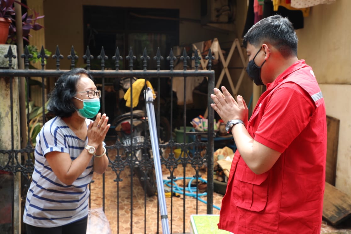 Direktur Network & IT Solution Telkom Herlan Wijanarko (kanan) meninjau kondisi rumah kabel atau optical distribution point (ODP) Telkom di wilayah terdampak banjir Pondok Karya, Kelurahan Pela Mampang, Kecamatan Mampang Prapatan, Senin (22/2). Secara umum jaringan TelkomGroup dalam kondisi aman dan layanan berjalan normal pascabanjir. Hal ini tidak lepas dari infrastruktur yang andal serta petugas operasional yang siaga 24 jam untuk mengamankan kualitas layanan TelkomGroup.