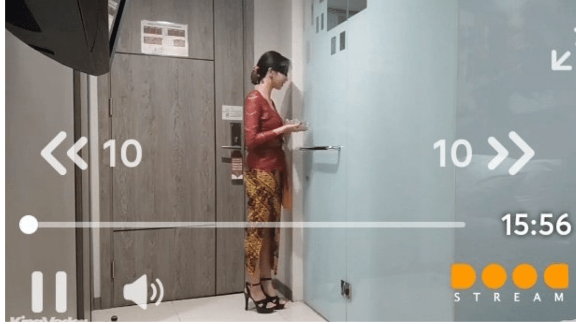 video wanita kebaya merah