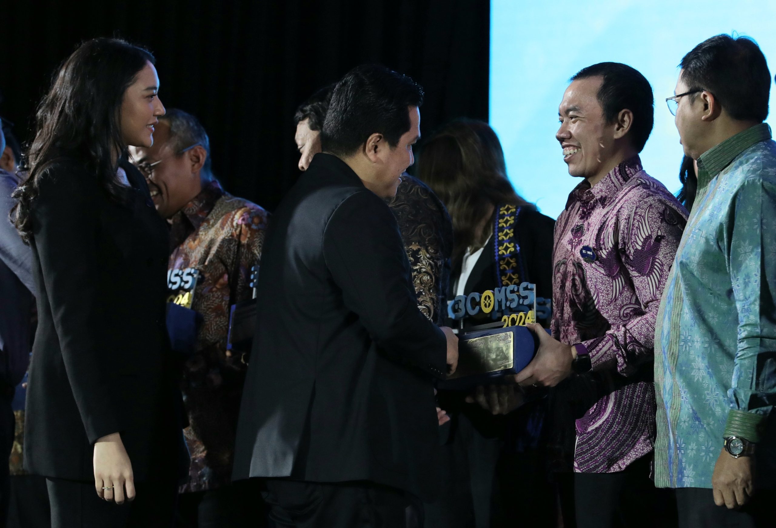 Direktur Digital Business Telkom, Muhamad Fajrin Rasyid (kedua dari kanan) menerima penghargaan BCOMSS 2024 yang diserahkan langsung oleh Menteri BUMN Erick Thohir di Jakarta beberapa waktu lalu.