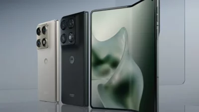 Motorola Razr Fold 5G dalam dua pilihan warna Blackened Blue dan Lily White - sumber dari TheGadgetFlow
