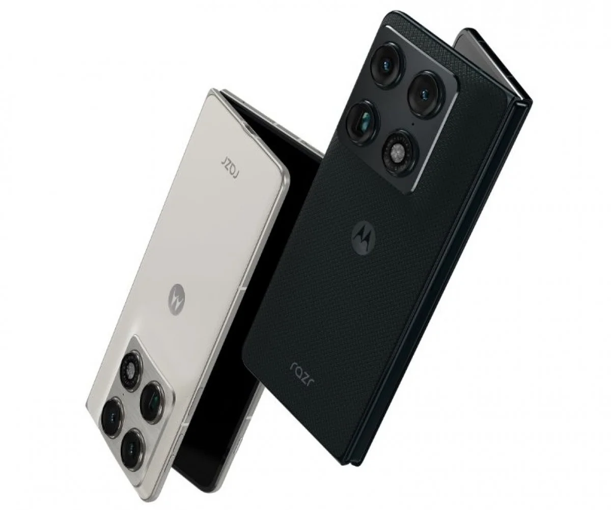 Tampilan depan Motorola Razr Fold 5G dalam keadaan terbuka memperlihatkan layar lipat 8,1 inci - sumber dari YangCanggih