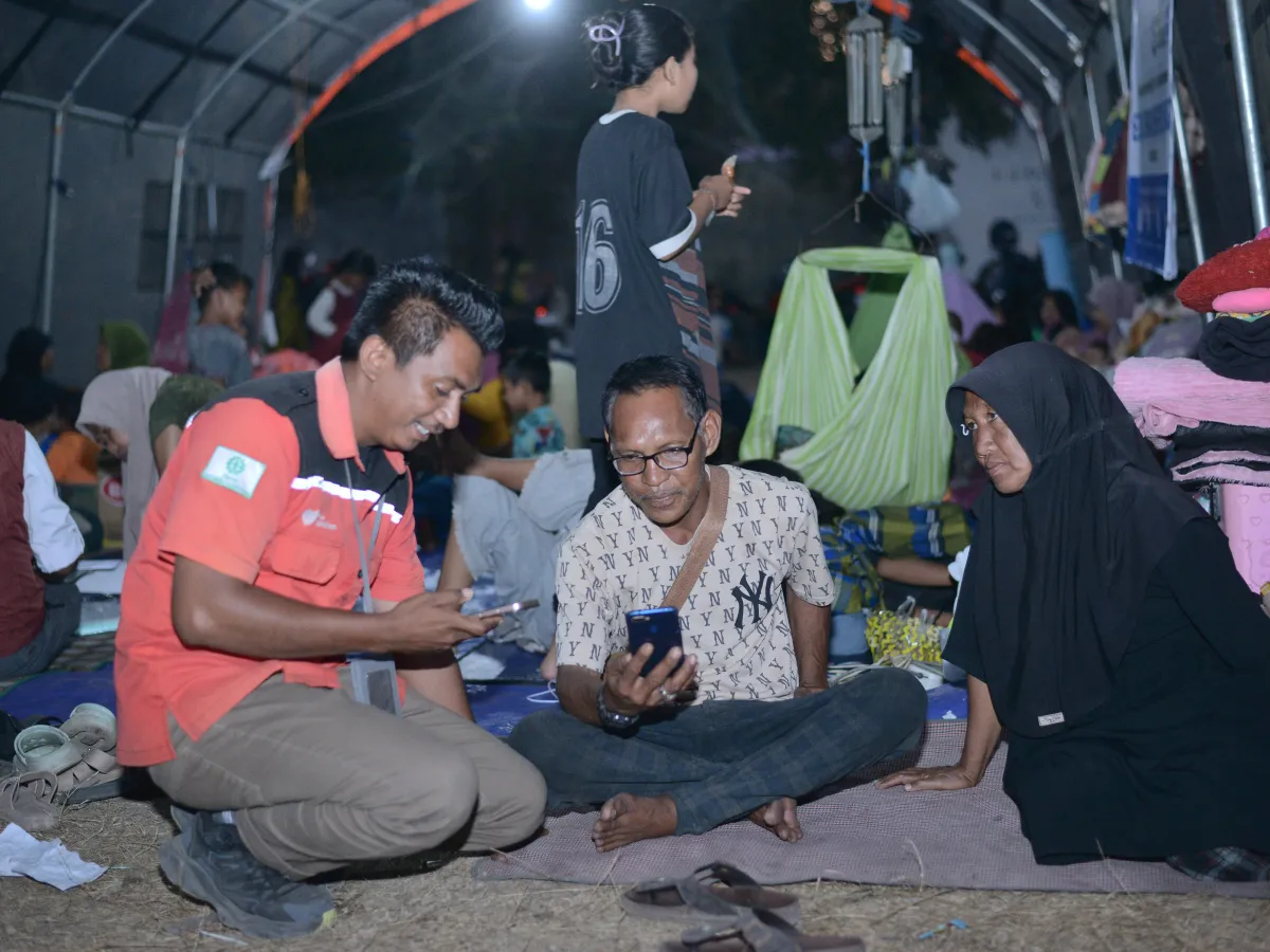 Teknisi Telkom Akses memperbaiki kabel jaringan di kawasan rawan longsor Ende NTT - sumber dari Telkom