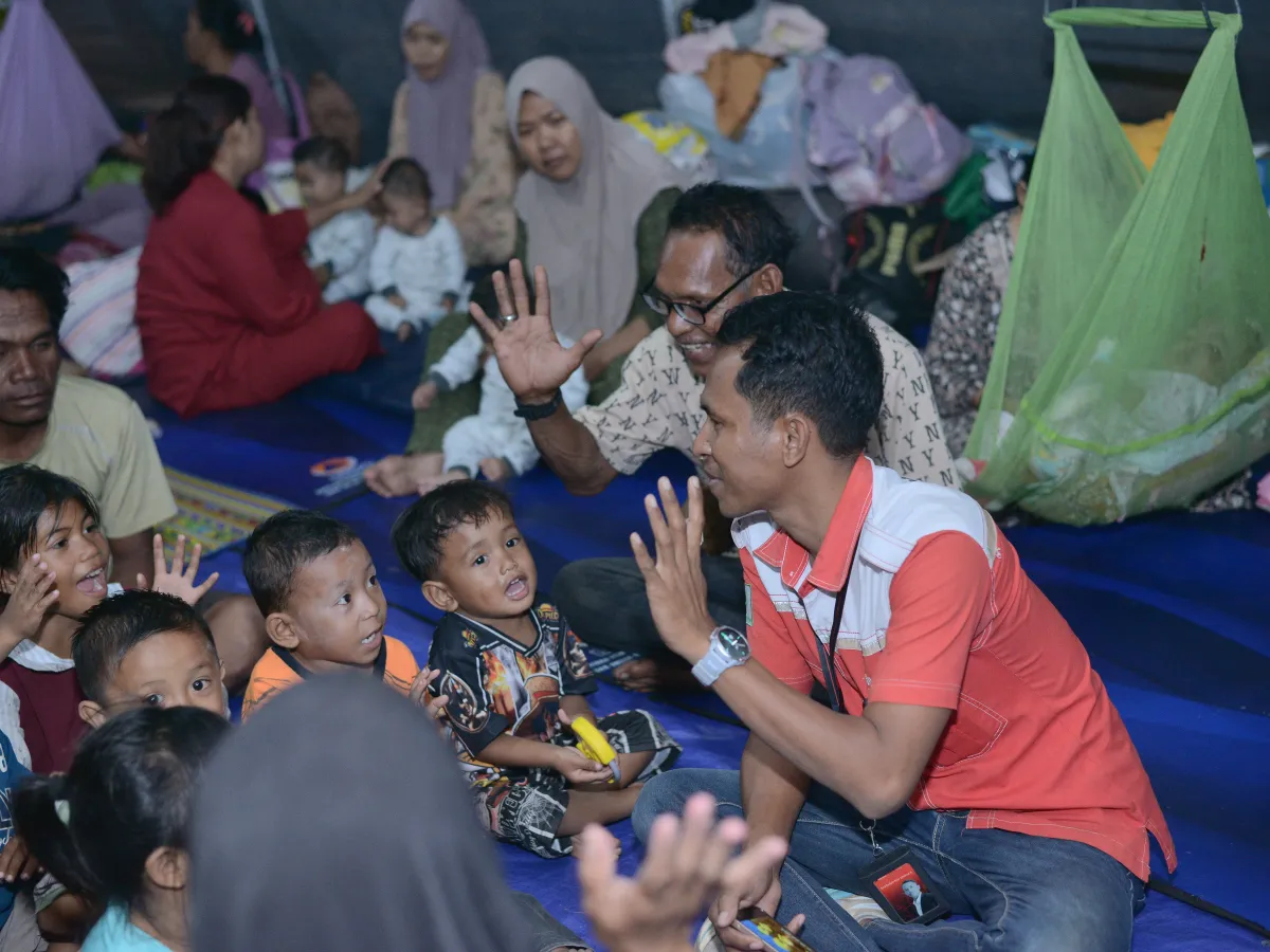 Teknisi Telkom Akses memberikan penjelasan kepada warga terdampak gempa di pos pengungsian NTT - sumber dari Telkom