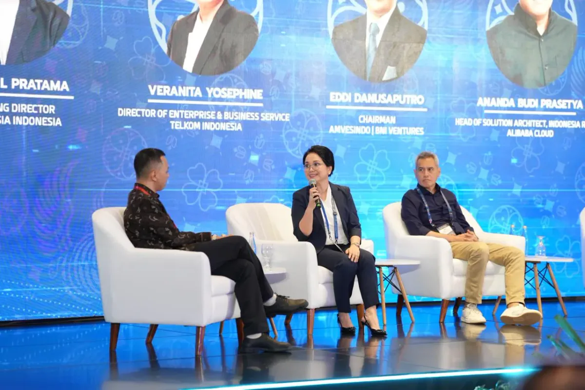 Direktur Enterprise & Business Service Telkom Veranita Yosephine menjadi panelis sesi No Enterprise Transforms Alone di forum ignitePRO BATIC 2026 - sumber dari telkom.co.id