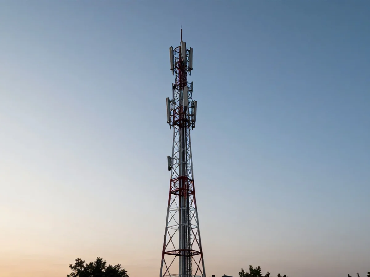 Infrastruktur Jaringan Telkomsel - Telkomsel Kinerja H1 2026 Ilustrasi infrastruktur jaringan BTS Telkomsel - Telkomsel kinerja H1 2026 - karya ilustrasi AI