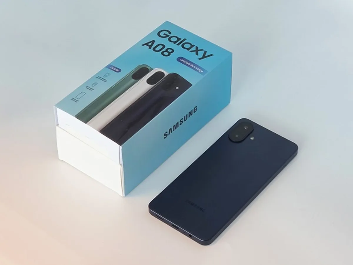 Samsung Galaxy A08 warna gelap bersama kotak kemasannya - sumber dari carisinyal.com