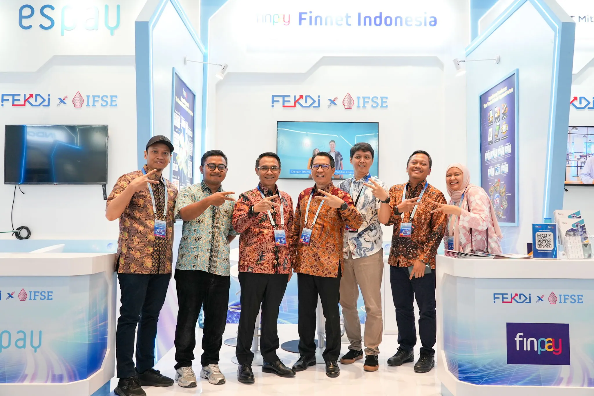 Suasana kunjungan booth Telkom Solution dalam pameran FEKDI x IFSE 2026 di JICC Jakarta - sumber dari telkom.co.id