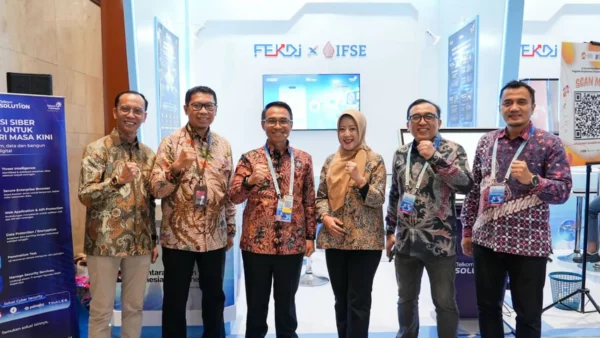 Direktur IT Digital Telkom Faizal Rochmad Djoemadi bersama jajaran TelkomGroup di booth Telkom Solution pada FEKDI x IFSE 2026 di JICC Jakarta - sumber dari telkom.co.id