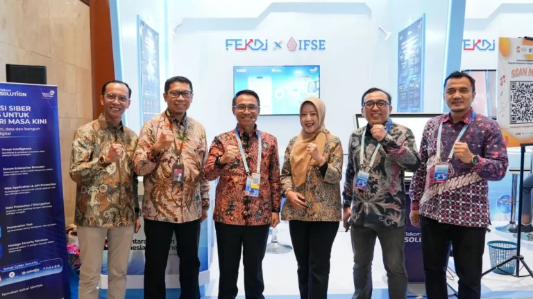 Direktur IT Digital Telkom Faizal Rochmad Djoemadi bersama jajaran TelkomGroup di booth Telkom Solution pada FEKDI x IFSE 2026 di JICC Jakarta - sumber dari telkom.co.id