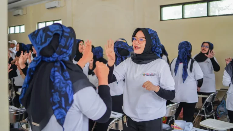 Para guru mengikuti pelatihan numerasi dan STEM dalam program BISA PandAI Numerasi TelkomGroup - sumber dari telkom.co.id