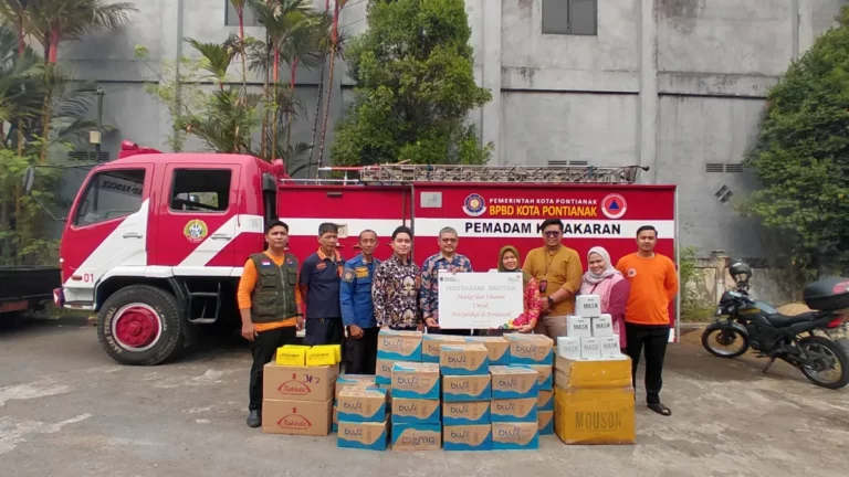 Penyaluran paket masker medis dan vitamin TelkomGroup bagi warga terdampak karhutla di Kalimantan - sumber dari telkom.co.id