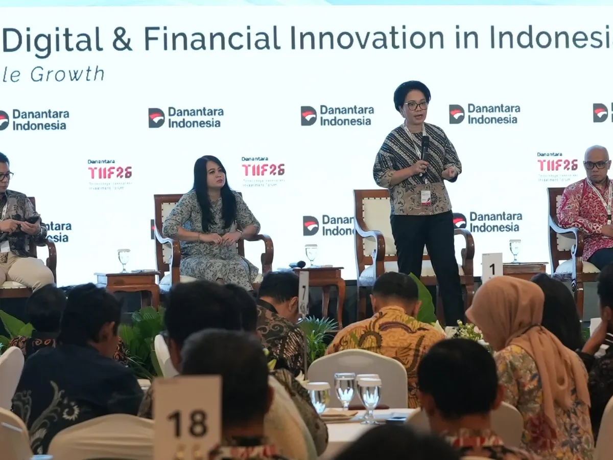 Direktur Enterprise & Business Service Telkom Veranita Yosephine saat menyampaikan paparan dalam sesi panel The Future of AI in Indonesia pada Road to DTIIF 2026 - sumber dari telkom.co.id