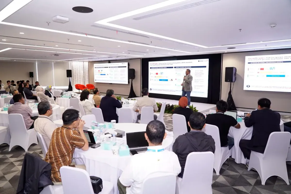 Direktur Strategic Business Development & Portfolio Telkom Seno Soemadji memberi sambutan di Portfolio Forum - sumber dari telkom.co.id