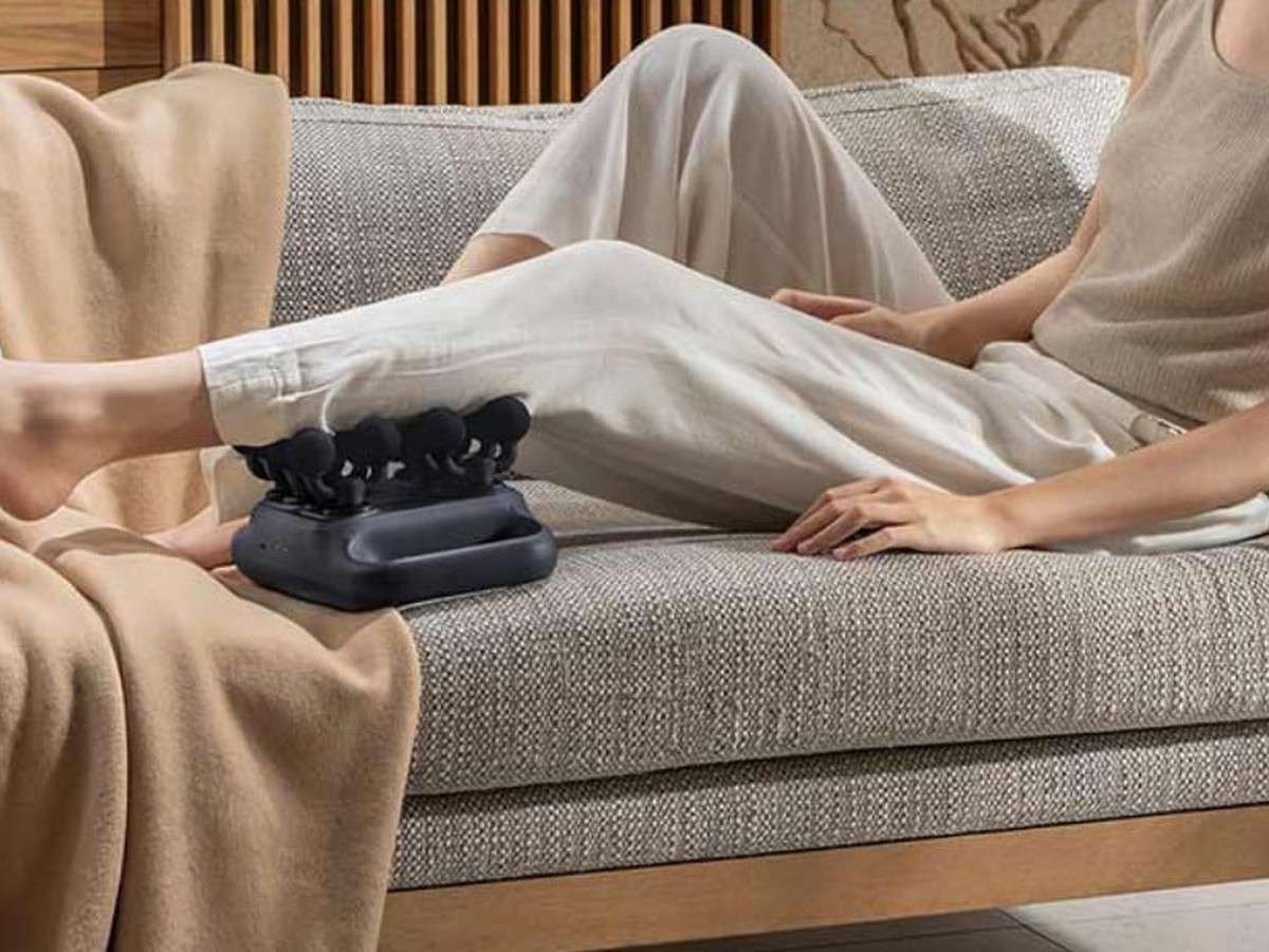 Mijia Multi-Head Fascia Gun 3C sedang memijat kaki - sumber dari gizmochina.com