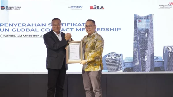Direktur Utama Telkom Nanang Hendarno menerima sertifikat keanggotaan UN Global Compact dari Dr. M. Windrawan Inantha - sumber dari telkom.co.id