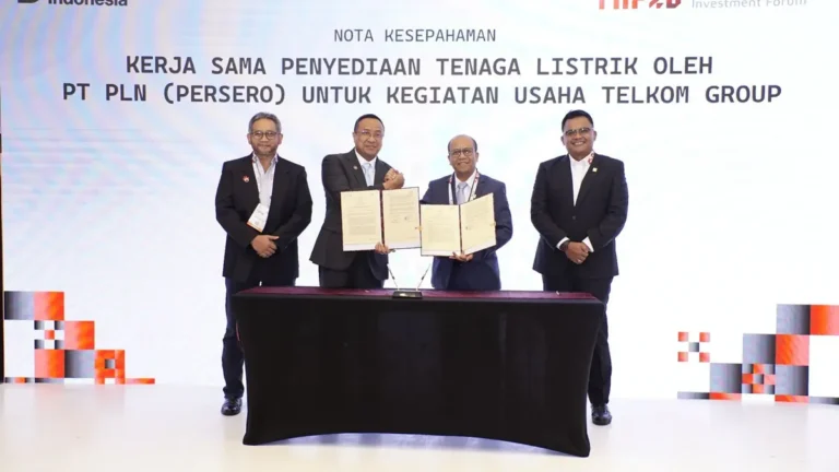 Penandatanganan MoU Direktur Utama Telkom Nanang Hendarno dan PLN Suroso Isnandar di DTIIF 2026 - sumber dari telkom.co.id